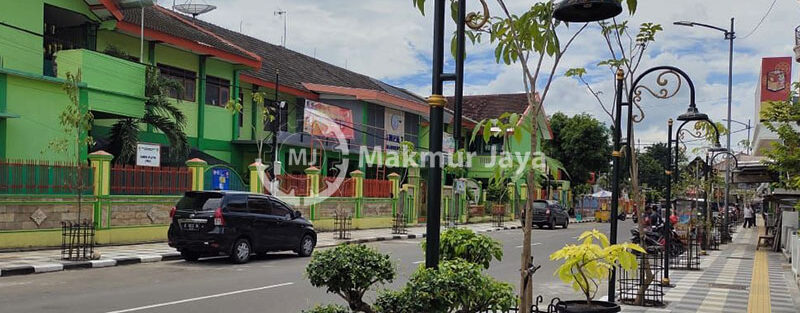 Cara Memperindah Trotoar Dengan Grill Tanaman